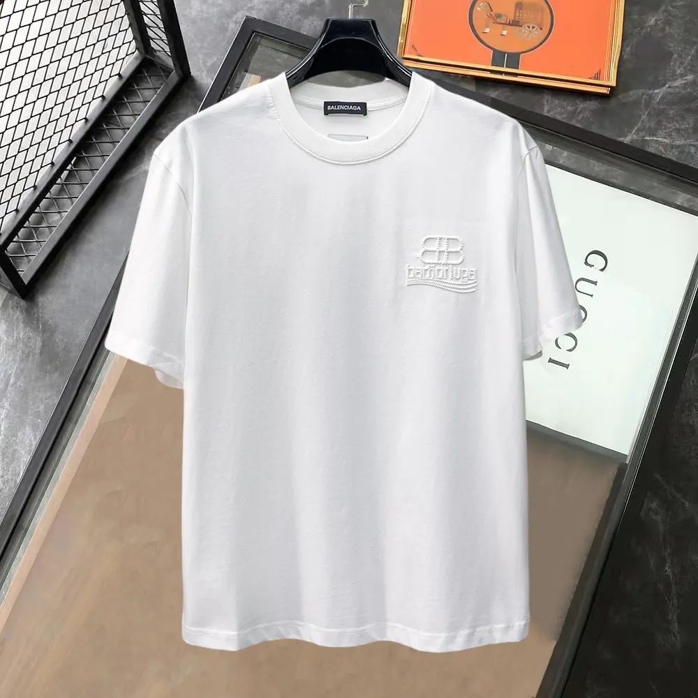 Balenciaga's high-end top-quality products 🐮2026 Spring and Summer New Arrival first counter, the latest New Arrival short-sleeved round neck T-shirt, Premium customized design, avant-garde and fashionable! Brand logo heavy craftsmanship design Premium customized 260g fabric. Soft to the touch. Comfortable to wear. Counter-level exquisite stitching. Fine workmanship. The upper body effect is incomparably handsome! A must-have item for men and women with the same style! Sizes: S~XXL When placing an order, please state your height and weight. The maximum wearing size is 210 pounds (one size larger)